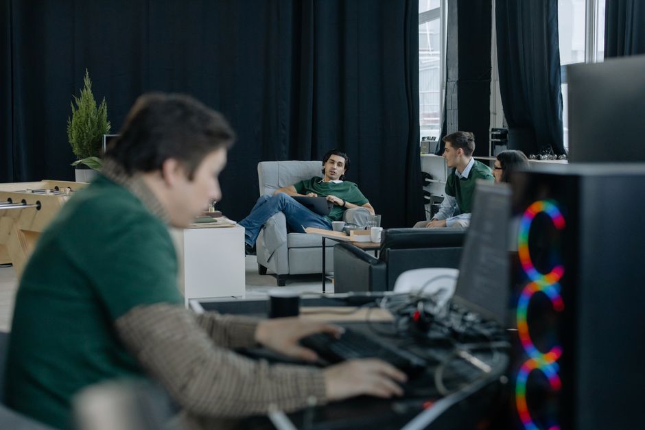Frontend-Entwicklung kombiniert Code und Design im Kurs